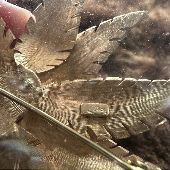 🔵 𝅺VINTAGE Lisa Signed Gold Toned Leaf Abstract Brooch - Picture 5 of 9